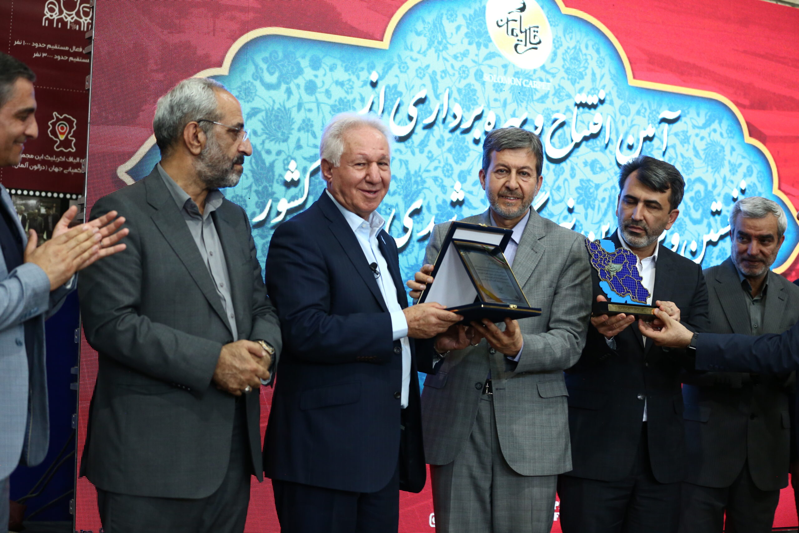 قالی سلیمان؛ بافت تار و پود با انرژی خورشیدی در مسیر صنعت سبز